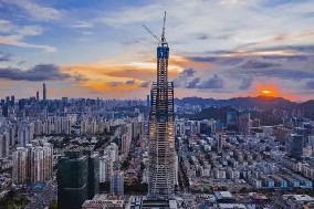 旭東圍擋廠家祝賀，深圳又一高樓388米 順利封頂 ！